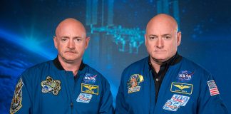 Mark_and_Scott_Kelly_at_the_Johnson_Space_Center