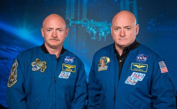 Mark_and_Scott_Kelly_at_the_Johnson_Space_Center